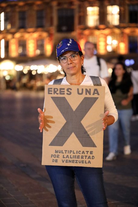 Mujer en Lille protesta